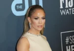 Jennifer Lopez Destroyed by Staff for Strange Behavior Jennifer Lopez Red Carpet