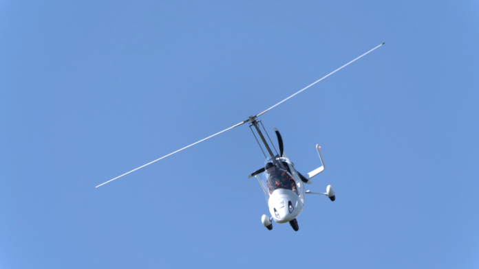 Helicopter Crashes Into Group of Tourists (gyroplane-dreamstime_s_242198334-featured)