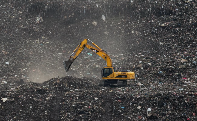Krane, trash pile