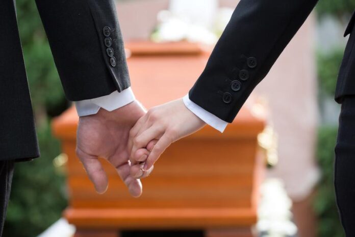 Girl, 15, Wakes Up At Her Own Funeral (wooden casket dreamstime_s_30996601)